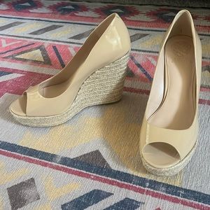 Vince Camuto patent leather wedges in tan